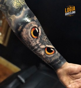 tatuaje_realismo_buho_brazo_Logia_Barcelona_Eduar_Cardona 